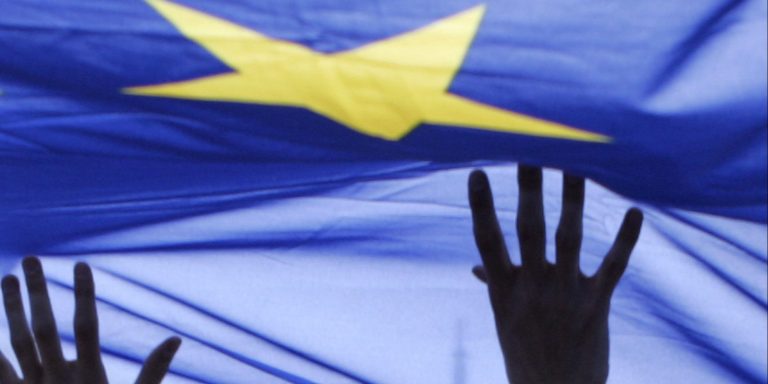 Κομισιόν: Δεκτικότερη στην ενίσχυση της ένωσης η ευρωζώνη μετά το Brexit