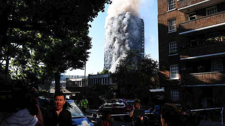 Νεκροί και εγκλωβισμένοι σε φλεγόμενο πολυώροφο κτίριο στο Λονδίνο