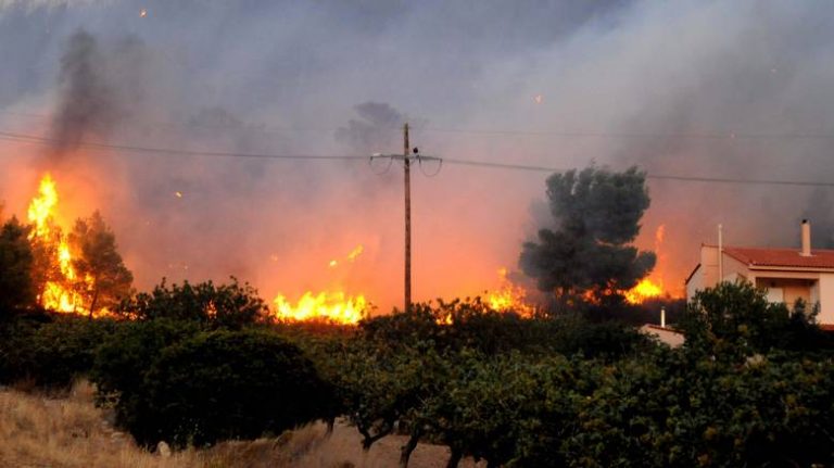 Σε πύρινο κλοιό όλη η Ελλάδα