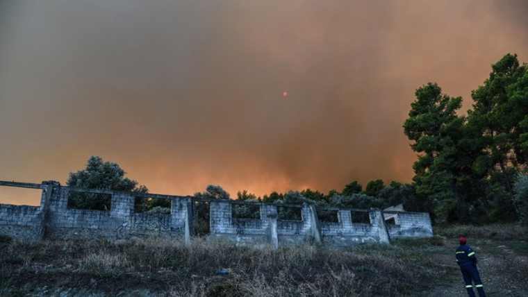 Σε ύφεση η φωτιά στην Εύβοια