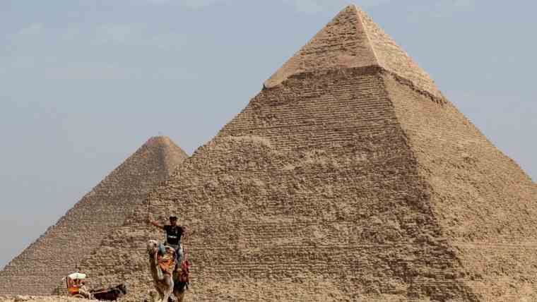 Μια από τις ελάχιστες σωζόμενες πέτρες επικάλυψης της Πυραμίδας του Χέοπα παρουσιάζεται στο Εθνικό Μουσείο του Εδιμβούργου
