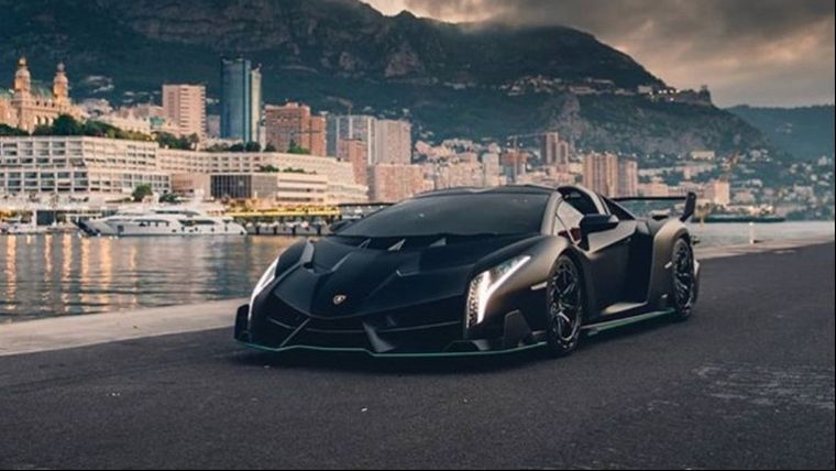 Σε δημοπρασία στο Παρίσι σπάνια Lamborghini Veneno Roadster