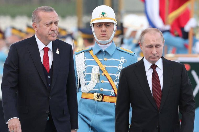 O πρόεδρος Ερντογάν βρίσκεται σε δύσκολη θέση στη Συρία και ανεβάζει τους τόνους απέναντι στη Μόσχα
