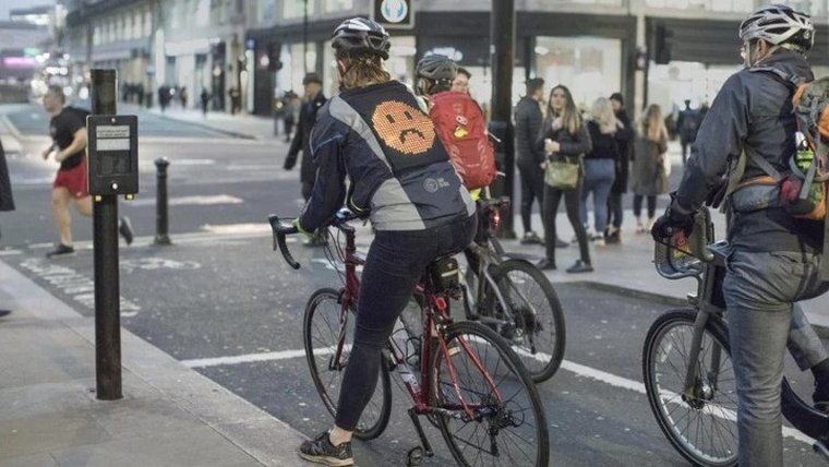 «Emoji Jacket» από τη Ford για μεγαλύτερη ασφάλεια των ποδηλατιστών