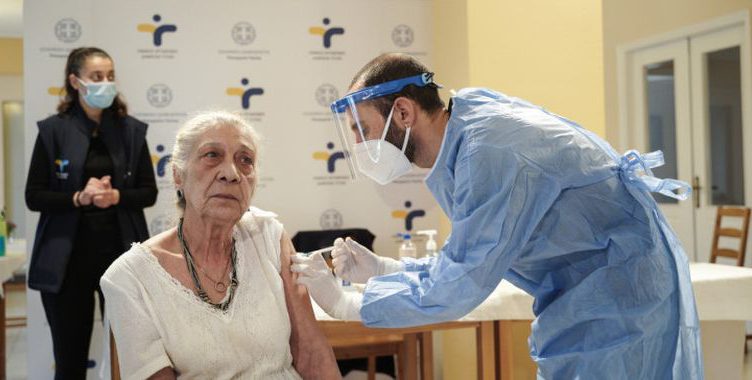 Το 6,5% του πληθυσμού οι εμβολιασμένοι στην Ελλάδα. Στο 3 ...