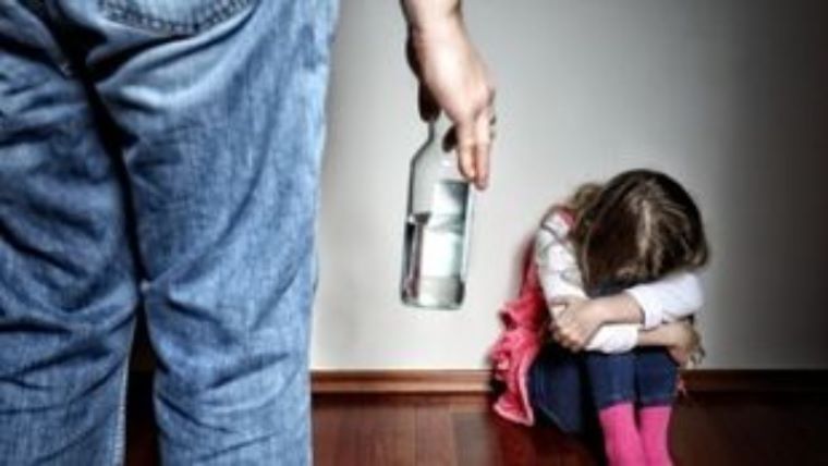 Άγχος, κατάθλιψη και αλκοόλ από γονείς αυξάνουν τη βία στα παιδιά