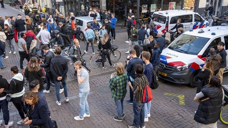 Σοκ στην Ολλανδία: Μάχη για να κρατηθεί στη ζωή δίνει ο δημοσιογράφος που τραυματίστηκε από σφαίρες στο Άμστερνταμ