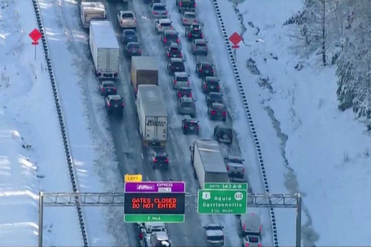 Οδηγοί στη Βιρτζίνια των ΗΠΑ εγκλωβίστηκαν για ώρες στα οχήματά τους, λόγω της χιονοθύελλα
