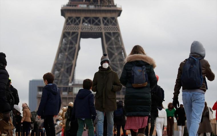 Η Γαλλία καταργεί την υποχρεωτική χρήση μάσκας στους κλειστούς δημόσιους χώρους, για τους εμβολιασμένους