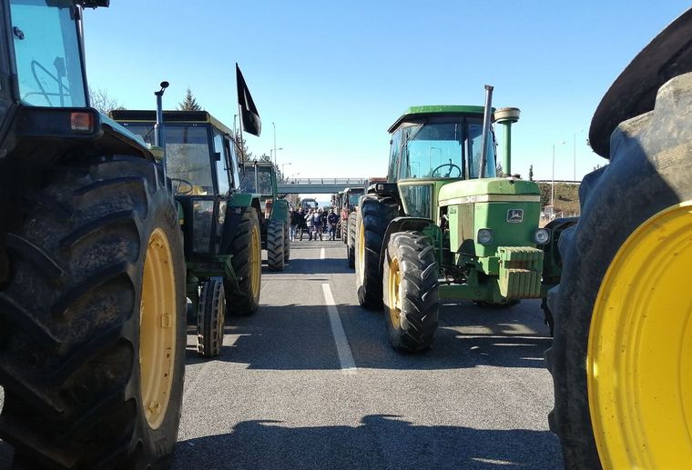 Αγρότες απέκλεισαν την παλαιά εθνική οδό Πατρών–Αθηνών, στο ύψος της γέφυρας του ποταμού Μεγανίτη