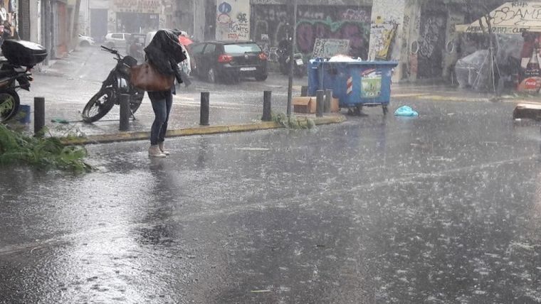 Συνολικά 157 κλήσεις σε Αττική, Κεντρική Μακεδονία και Θεσσαλία δέχτηκε η Πυροσβεστική, εξαιτίας της κακοκαιρίας