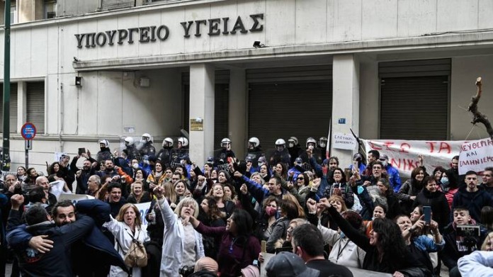 Σε πανελλαδική πανυγειονομική κινητοποίηση προχωρούν σήμερα Τετάρτη, γιατροί και νοσηλευτές στο