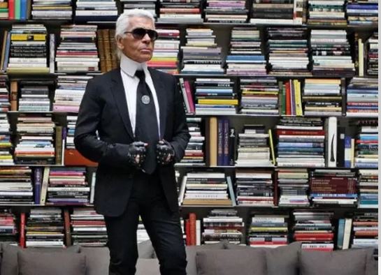 Πώς ο Karl Lagerfeld έμαθε να αγαπά τη λογοτεχνία