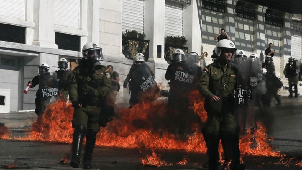 Επεισόδια σημειώθηκαν πριν από λίγο στην πλατεία Συντάγματος όπου ομάδα αγνώστων συγκρούστηκε με τις αστυνομικές δυνάμεις