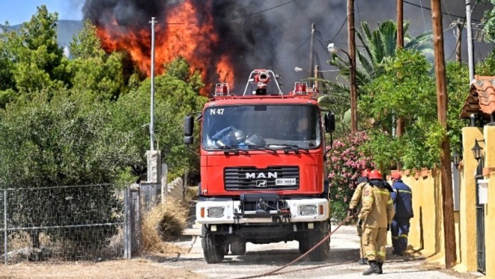 Σοβαρές διαστάσεις έχει λάβει η φωτιά στο νησί της Ρόδου παρά