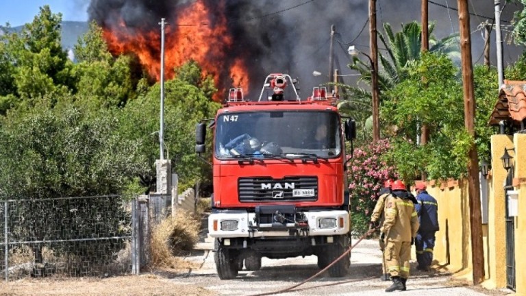 Σοβαρές διαστάσεις έχει λάβει η φωτιά στο νησί της Ρόδου παρά