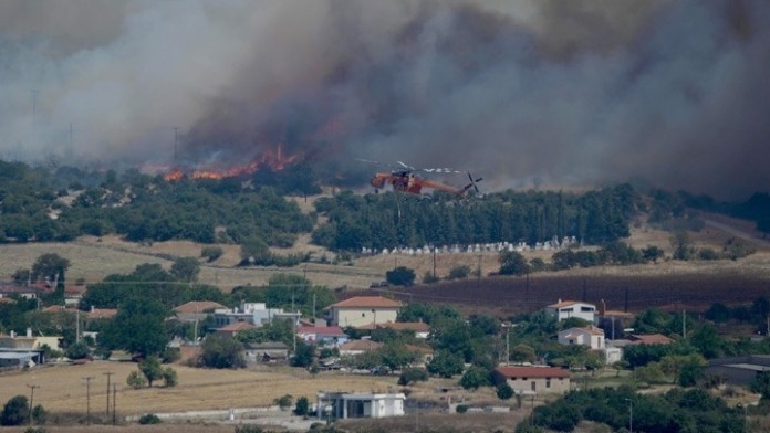 «Χιονίζει» στάχτη στο κέντρο της Αλεξανδρούπολης