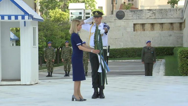 2:16 / 3:31 Στο μνημείο του Άγνωστου Στρατριώτη η πρωθυπουργός της Δημοκρατίας της Εσθονίας