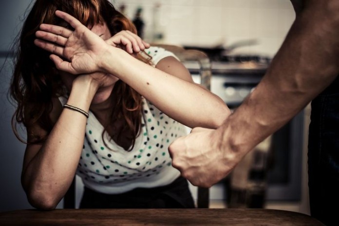 Στοιχεία σοκ από την ΕΛ.ΑΣ για την ενδοοικογενειακή βία: 493 περιστατικά σε έξι ημέρες