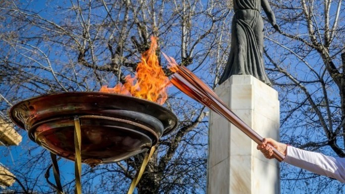 Η Ολυμπιακή Φλόγα στο «κόκκινο χαλί» των Καννών - DIMOPRASIONGR