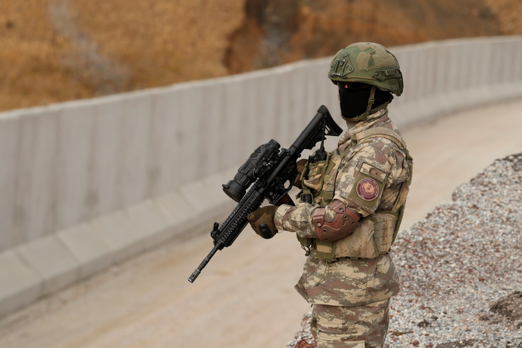 Το Ιράν χτίζει τείχος στα σύνορα με το Αφγανιστάν