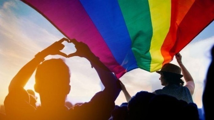 Τα άτομα που ανήκουν στην κοινότητα ΛΟΑΤΚΙ+ αντιμετωπίζουν λιγότερες διακρίσεις, αλλά περισσότερη βία, σύμφωνα με νέα δημοσκόπηση