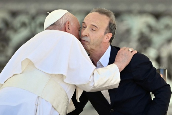 Ο Ρομπέρτο Μπενίνι φίλησε τον Πάπα Φραγκίσκο - dimoprasiongr