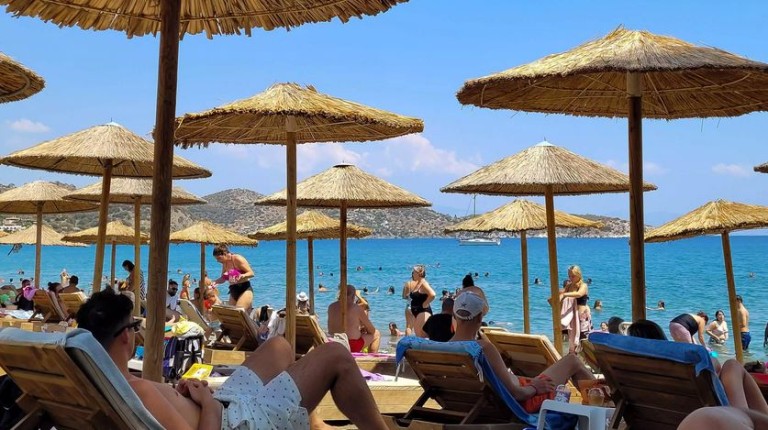 Ελλάδα: Οι παραλίες… πιο ελκυστικές από τις ευρωκάλπες