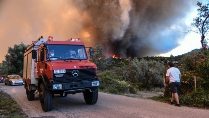 Πυρκαγιά σε χορτολιβαδική έκταση σε παράδρομο της Λ. Βάρης-Κορωπίου