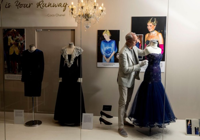 Φορέματα της πριγκίπισσας Νταϊάνας σε δημοπρασία στην Καλιφόρνια - DIMOPRASIONGR