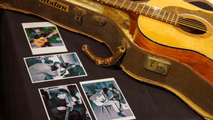 Γυαλιά του Τζον Λένον και φωτογραφίες από τα Abbey Road Studios πωλούνται σε δημοπρασία