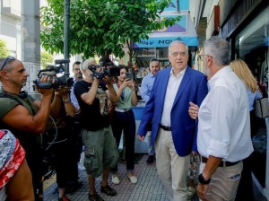 Στην αγορά του Αγίου Δημητρίου για την έναρξη των θερινών εκπτώσεων ο Υπουργός Ανάπτυξης