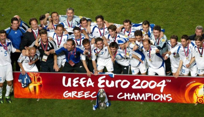 EURO 2004: Όταν σηκώσαμε το «τιμημένο»… - DIMOPRASIONGR