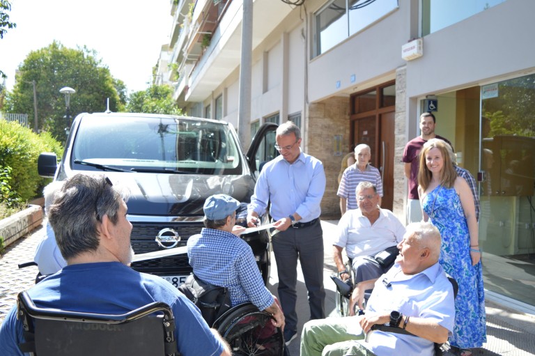 Σταϊκούρας: Παραδόθηκε ένα πλήρως προσβάσιμο βαν στον Πανελλήνιο Σύλλογο Παραπληγικών