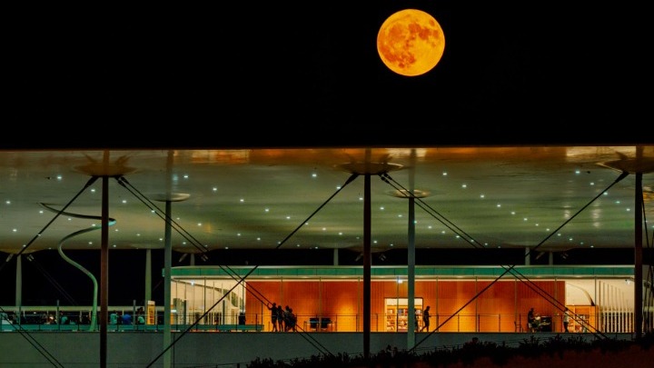 Full Moon Sleepover: Στις 21 Ιουλίου το Πάρκο Σταύρος Νιάρχος ξενυχτάει με θέα την πανσέληνο