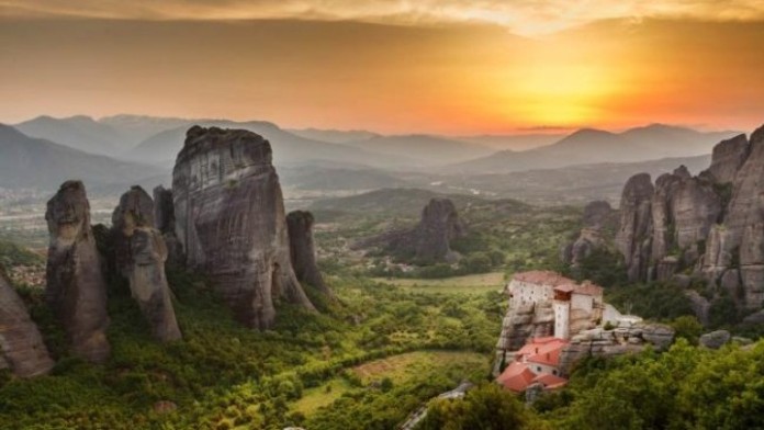 Σε κορυφαίο ταξιδιωτικό προορισμό της χώρας αναδεικνύονται τα Μετέωρα με 2.5 εκατ. επισκέπτες κάθε χρόνο - dimoprasiongr