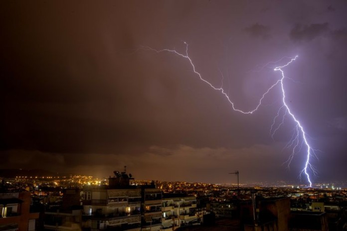 Σφοδρή καταιγίδα σάρωσε τον Βόλο, κεραυνοί και θυελλώδεις ριπές ανέμου