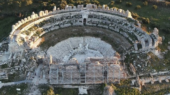 Αποκαθίσταται το σκηνικό οικοδόμημα του μεγάλου θεάτρου στη Νικόπολη