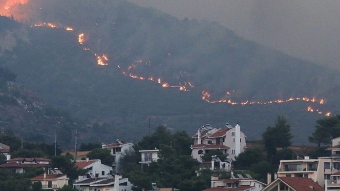 Σε Γραμματικό, Πεντέλη και Ανατολή Νέας Μάκρης τα κύρια μέτωπα της πυρκαγιάς - Εκκενώθηκαν οικισμοί και νοσοκομεία