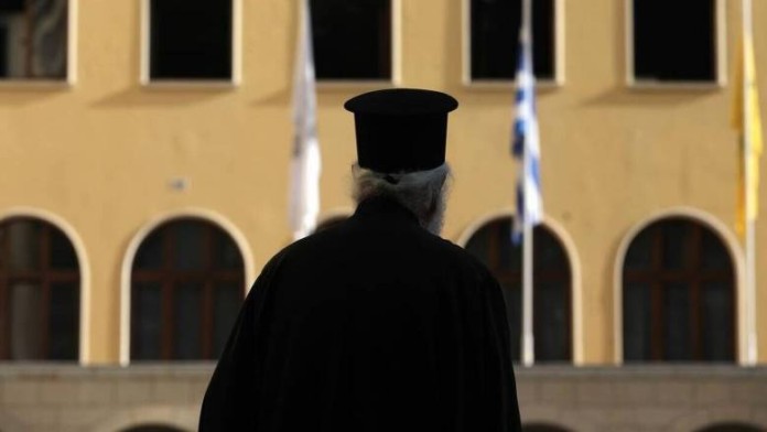 Συνελήφθη 60χρονος ιερέας για ενδοοικογενειακή απειλή σε βάρος της πρεσβυτέρας