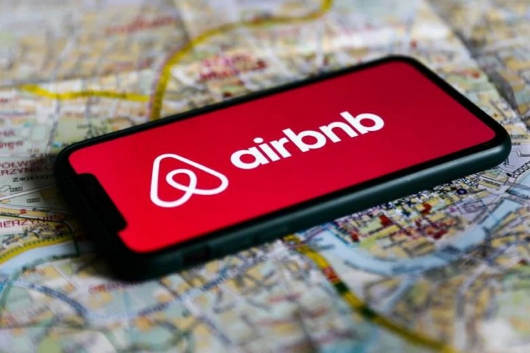 ΑΠΟΚΛΕΙΣΤΙΚΟ Airbnb: Τι απαντά στην ελληνική κυβέρνηση για το πάγωμα των μισθώσεων στην Αθήνα