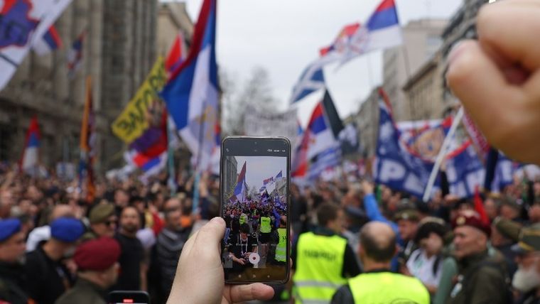 Σερβία: Χιλιάδες διανοούμενοι στο πλευρό των φοιτητών